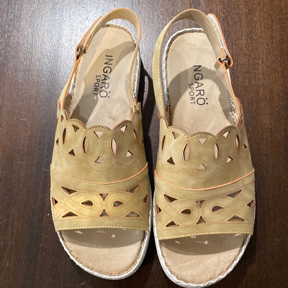 S7 Ingaro Beige Sandal EUC Sz. 10 Comfy- Straps